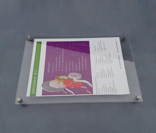 本实用新型涉及亚克力面板连接结构技术领域