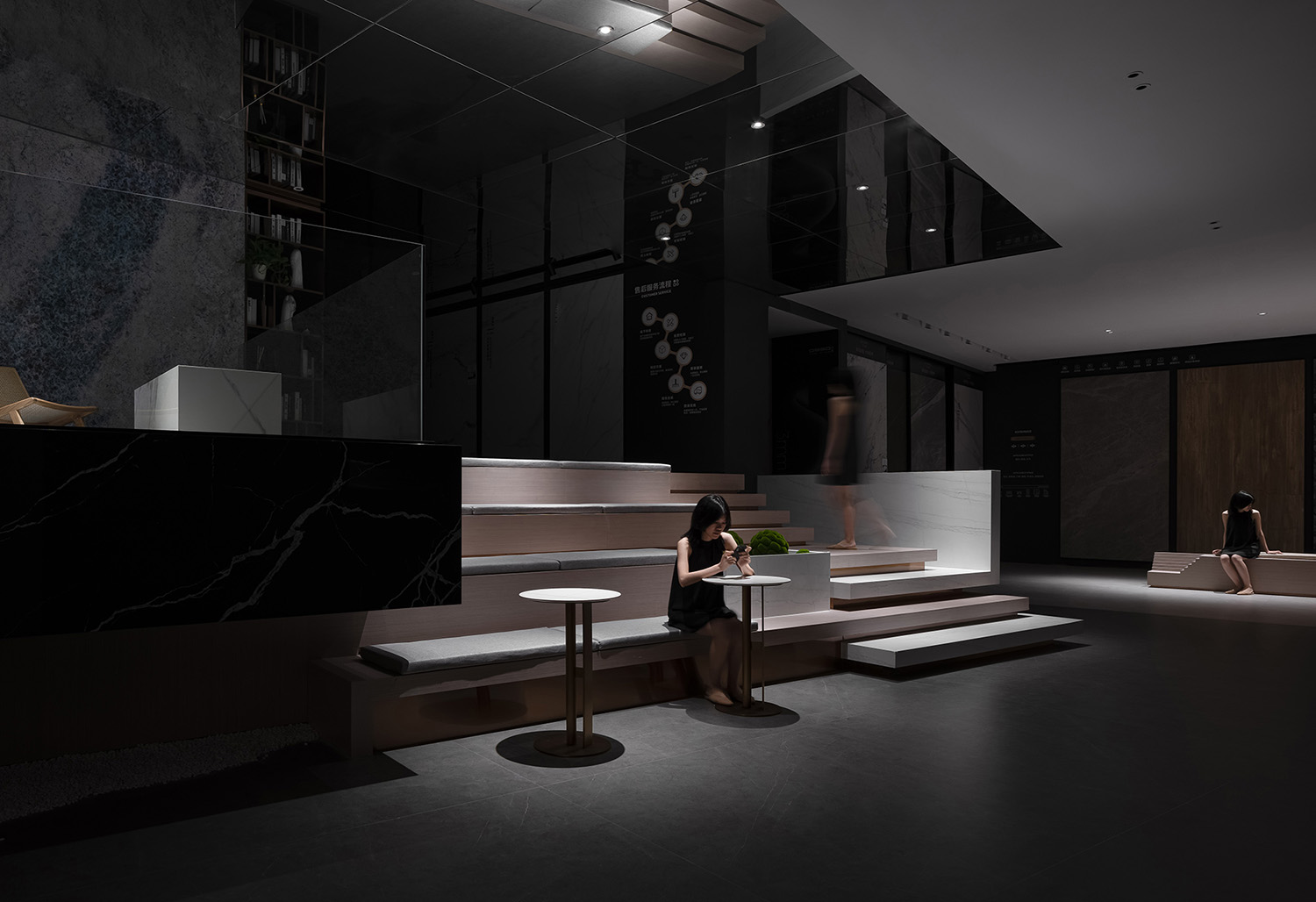 东鹏控股跌0.27%