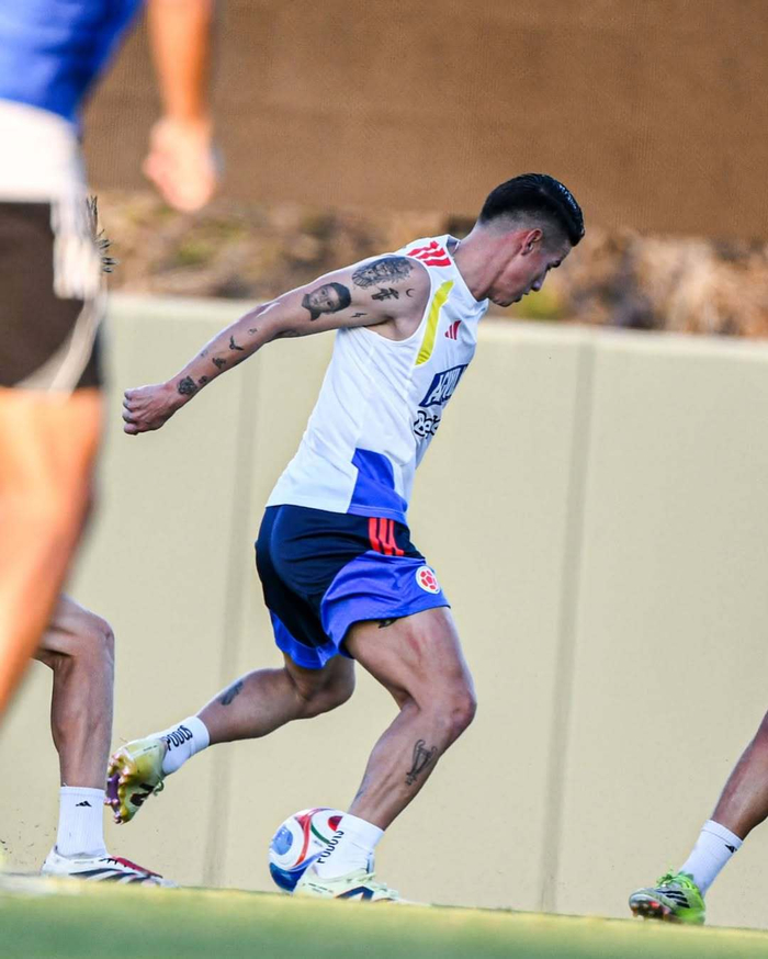 j罗回归哥伦比亚国家队备战世界杯首战