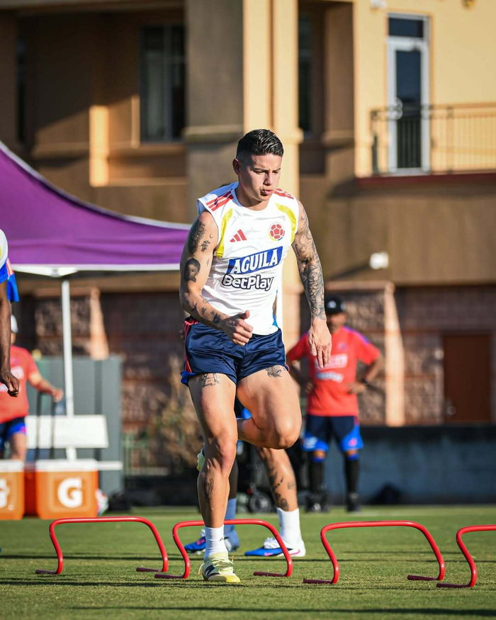 j罗回归哥伦比亚国家队备战世界杯首战