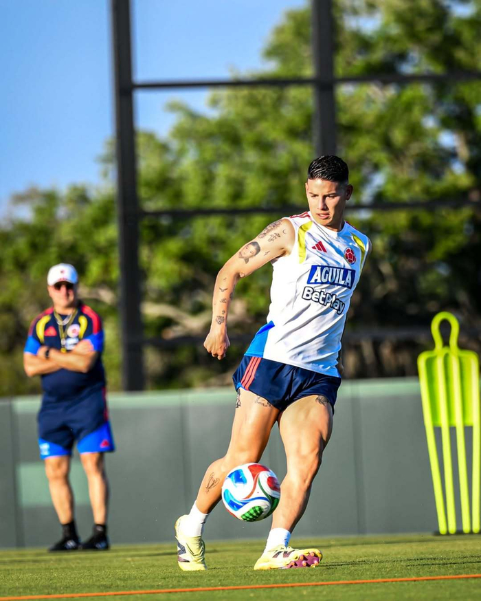 j罗回归哥伦比亚国家队备战世界杯首战