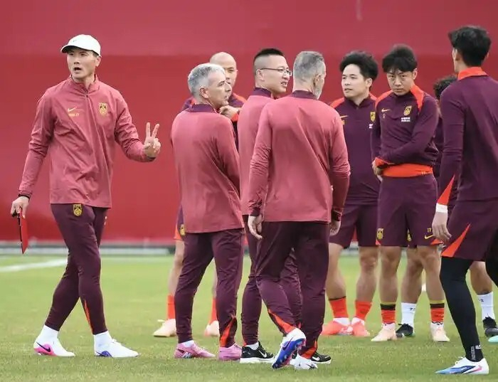 塞尔吉尼奥伤情评估影响国足战术安排，黄嘉辉