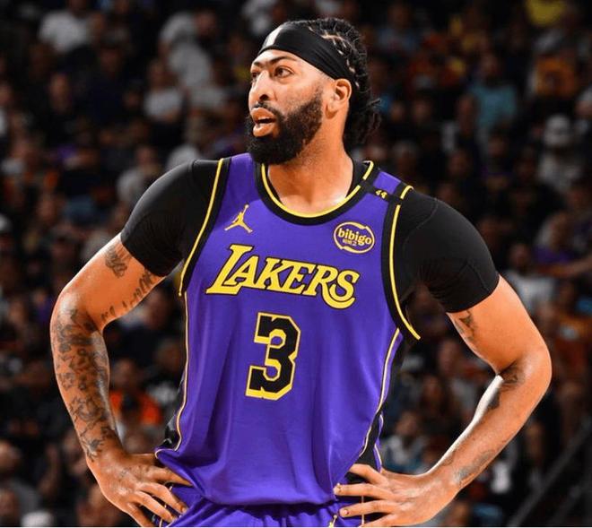 文班亚马与浓眉哥盖帽王之争：谁将突破2000次大