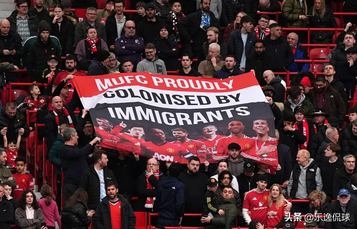 曼联球迷用横幅反击拉特克利夫移民言论 揭露俱