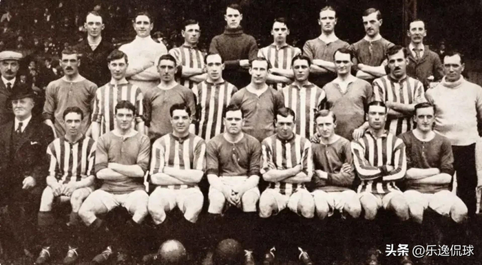 曼联球迷用横幅反击拉特克利夫移民言论 揭露俱