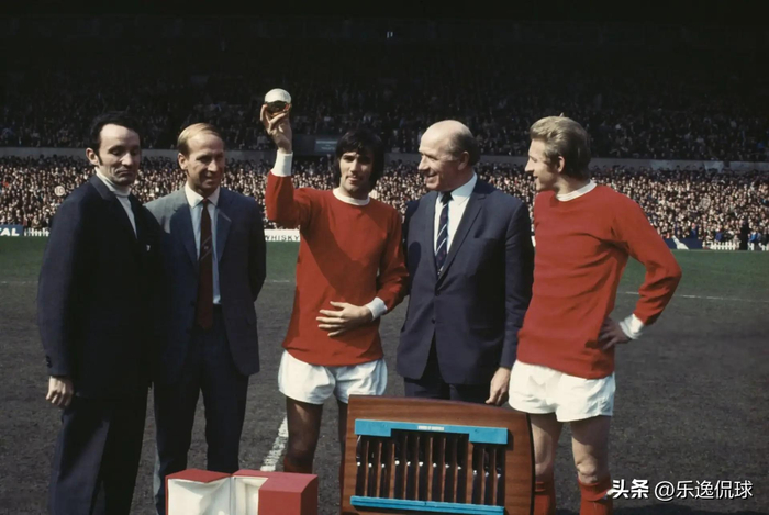 曼联球迷用横幅反击拉特克利夫移民言论 揭露俱