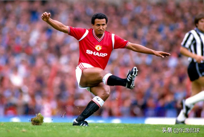 曼联球迷用横幅反击拉特克利夫移民言论 揭露俱