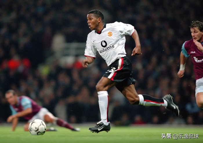 曼联球迷用横幅反击拉特克利夫移民言论 揭露俱