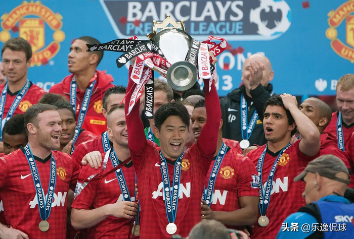 曼联球迷用横幅反击拉特克利夫移民言论 揭露俱