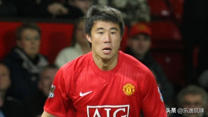 曼联球迷用横幅反击拉特克利夫移民言论 揭露俱