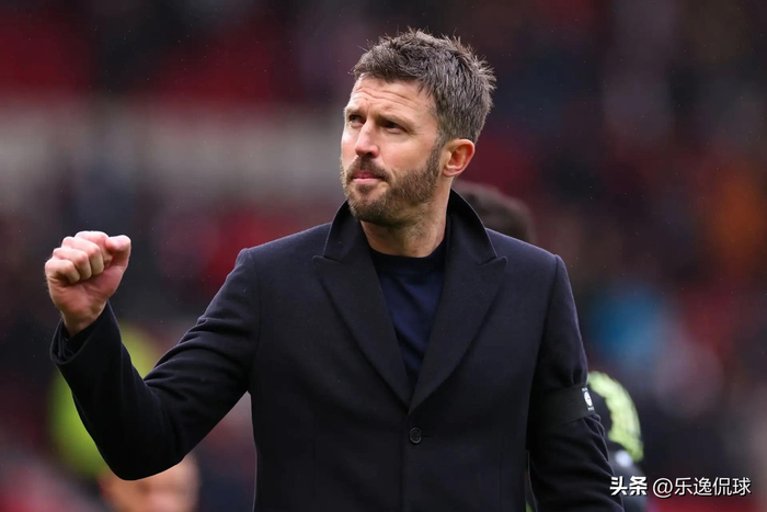 曼联球迷用横幅反击拉特克利夫移民言论 揭露俱