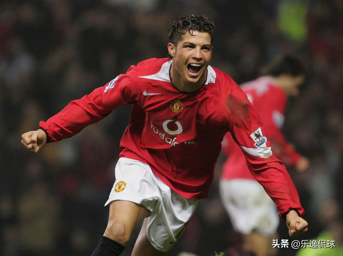 曼联球迷用横幅反击拉特克利夫移民言论 揭露俱